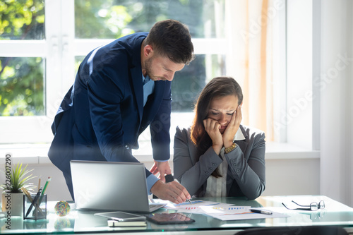 Cuadro en lienzo Businessman Explaining Graph To Sad Female Employee