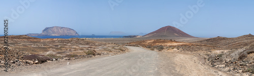 Isole Canarie: la strada sterrata per la spiaggia Playa de Las Conchas e il vulcano Montana Bermeja a La Graciosa, l'isola principale dell'arcipelago Chinijo a nord ovest di Lanzarote photo