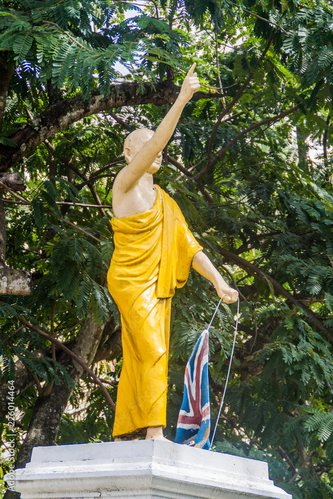 Obraz premium Monument of Hikkaduwe Sri Sumangala Thero, Sri Lankan Buddhist monk, in Kandy.