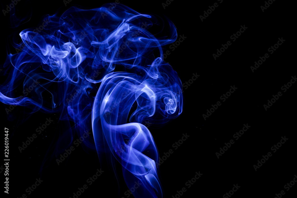 Obraz premium Blue smoke on black background