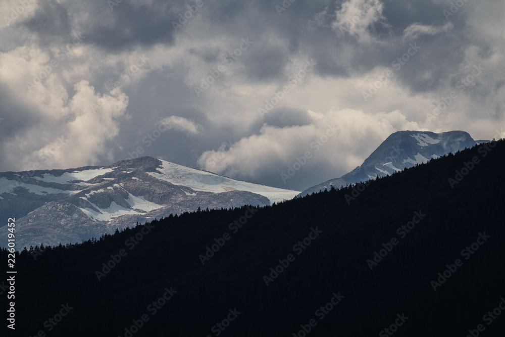 Berg und Wolken in Alaska