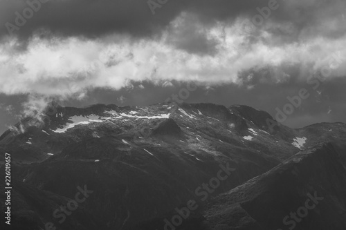 Berg und Wolken in Alaska