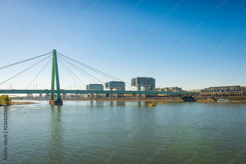 Köln mit Kranhäuser, Severinbrücke und Rhein