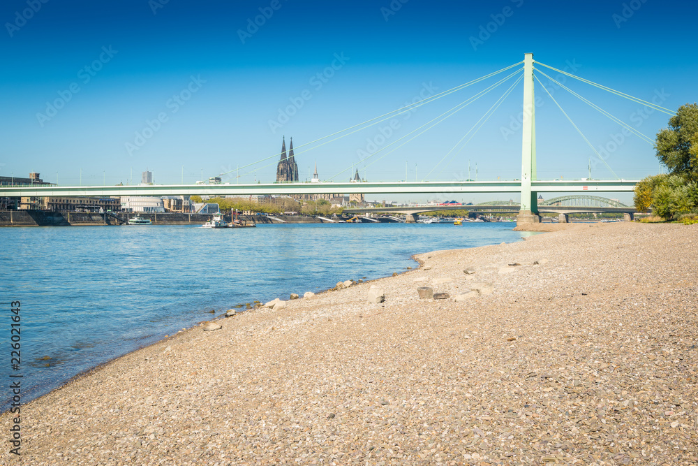 Severinsbrücke und Dom in Köln