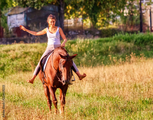 Una ragazza felice sul suo cavallo