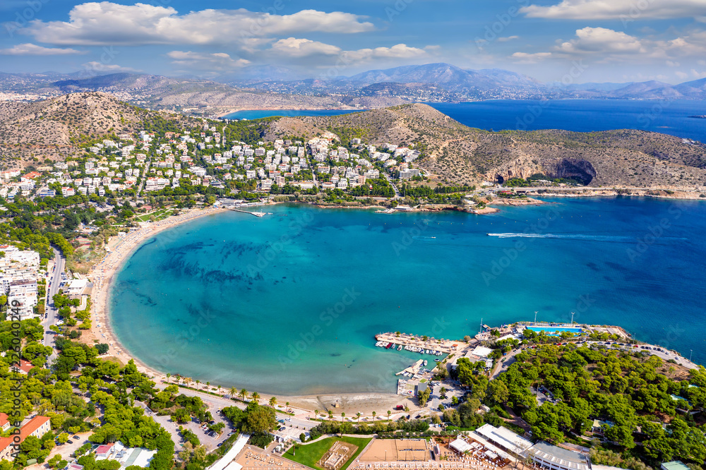 Luftaufnahme des Strandes von Vouliagmeni an der südlichen Küste von Athen, Griechenland