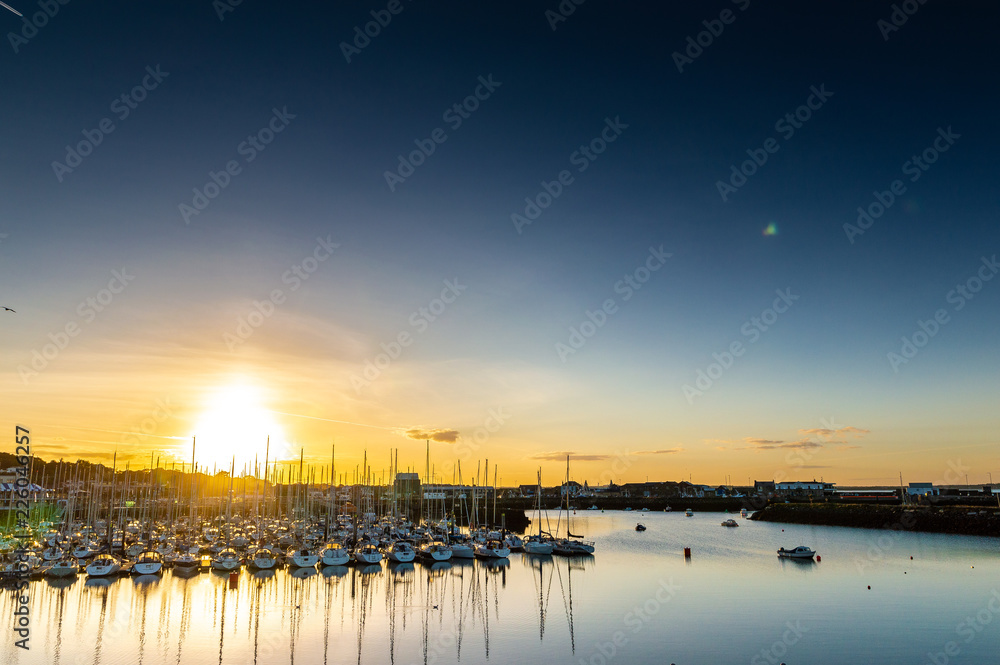 Obraz premium sunset above the harbour