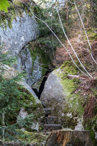 Weg in den Steinen