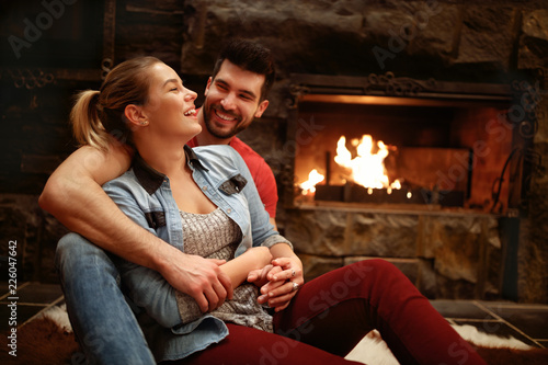 Canvastavla Happy hugging couple enjoying in mountain house