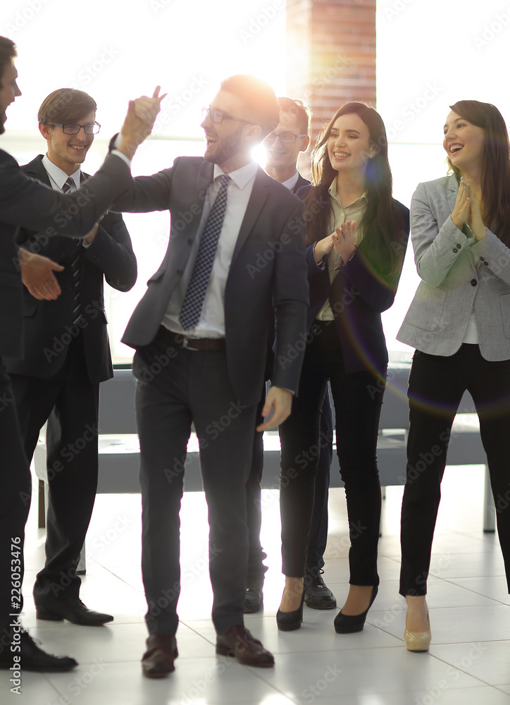 Obraz premium Businessmen are congratulating their successful sales.