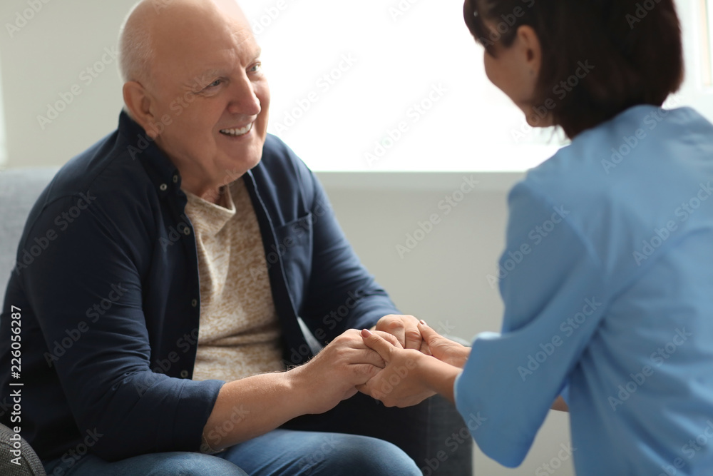 Obraz premium Young nurse visiting elderly woman at home