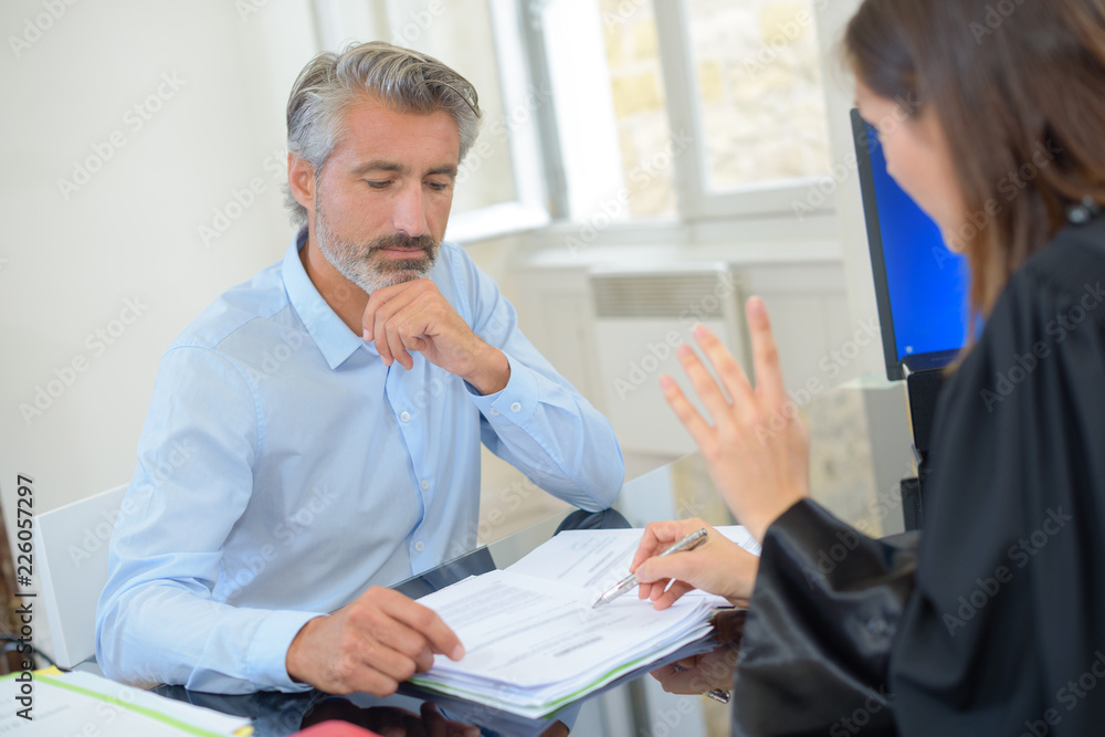 Obraz premium two busines people are negotiating in office