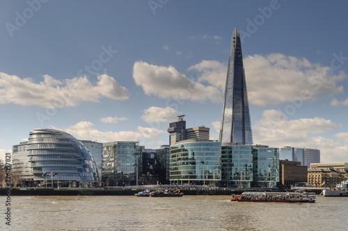Panorámica de la ciudad de Londres con cielo azul, Reino Unido