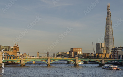 Rio Támesis a su paso por Londres, Reino Unido photo