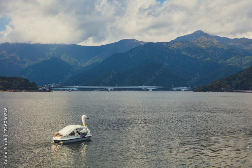 Φωτογραφία The Lake view of the mountains and the scenery of town and the pleasure boat on