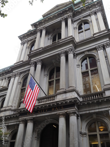 Old City Hall mit amerikanischer Fahne in Boston, Massachusetts