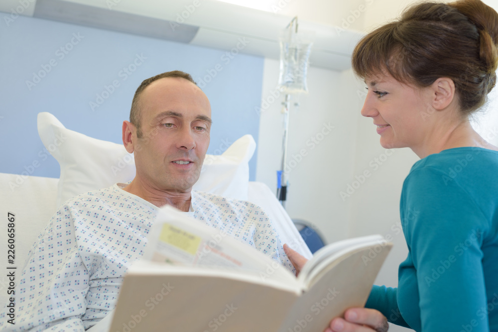 Obraz premium wife visiting her husband at the hospital