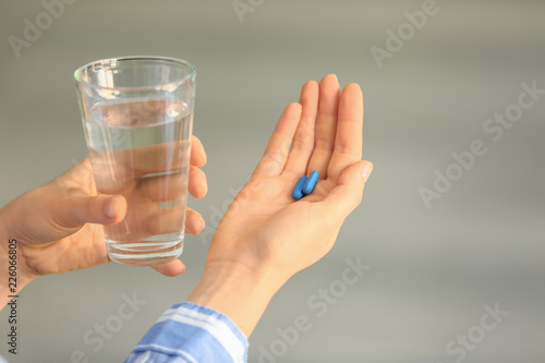 Foto Woman with pill and glass of water, closeup