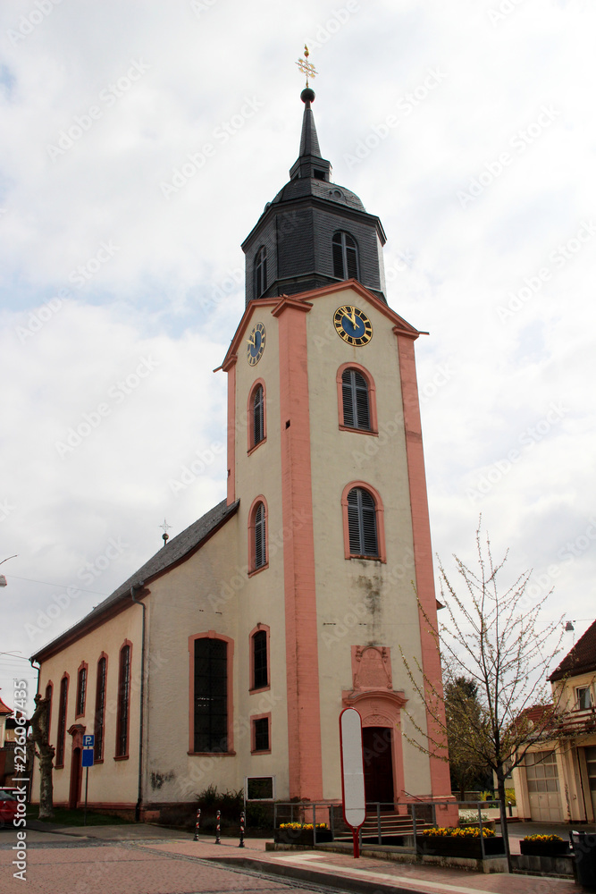 blick auf die kirche in stadecken-elsheim hessen fotografiert während einer tour in stadecken-elsheim und umgebung in Hessen Deutschland mit dem weitwinkel objektiv
