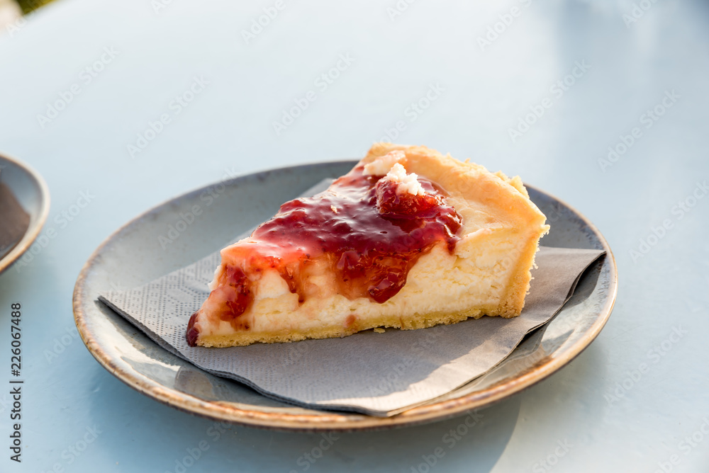Creamy cake with berries Creamy cake with berries