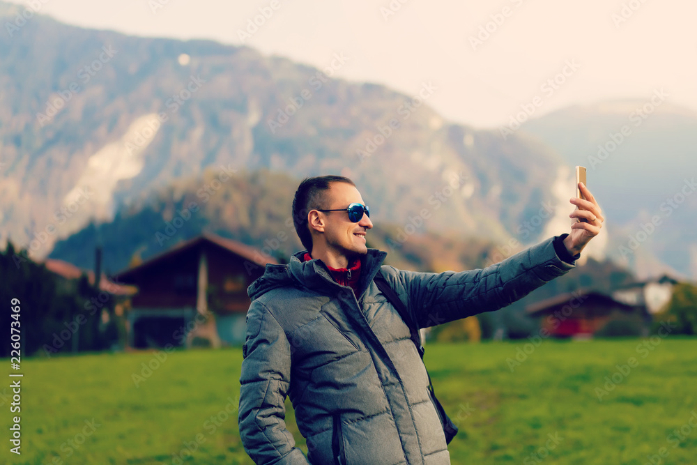 Naklejka premium Man taking selfie on top of the mountain