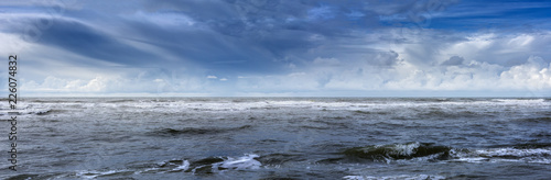 Meer mit Wellen und dramitischen Wolken im Panorama
