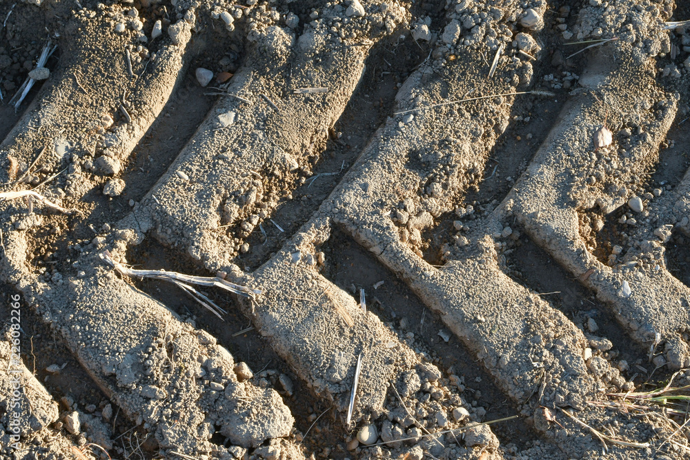 Spur eines Traktorreifens im Acker, Nahaufnahme