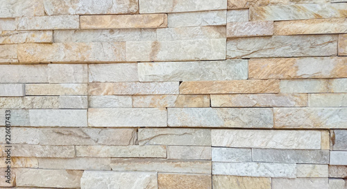 暖色系の天然石の壁材