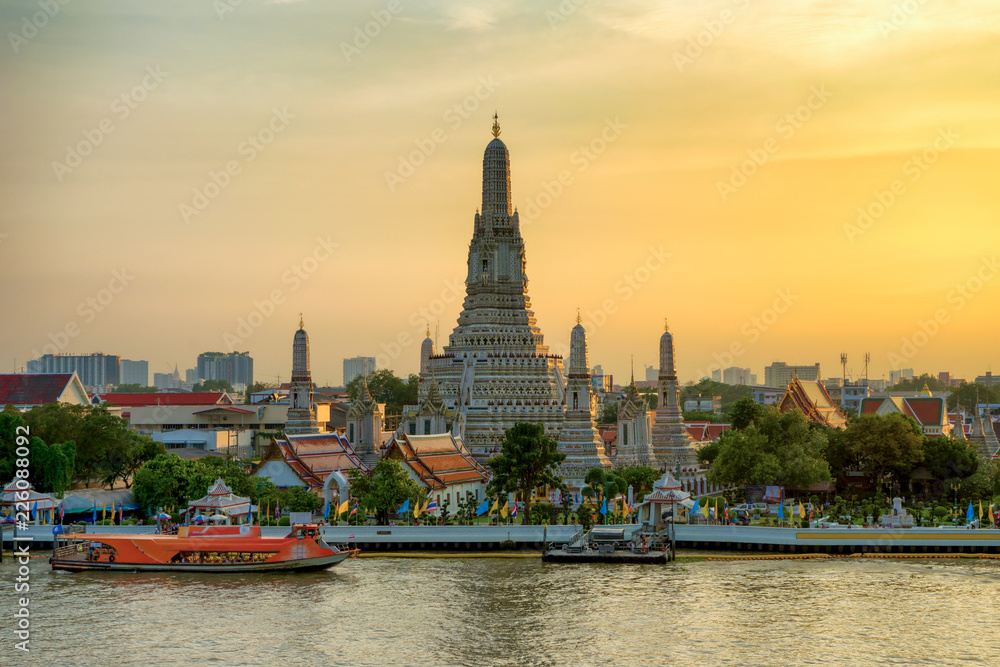 Fototapeta premium Świątynia Wat Arun o zachodzie słońca w Bangkoku w Tajlandii. Wat Arun to świątynia buddyjska w dzielnicy Bangkok Yai w Bangkoku w Tajlandii, Wat Arun jest jednym z najbardziej znanych zabytków Tajlandii