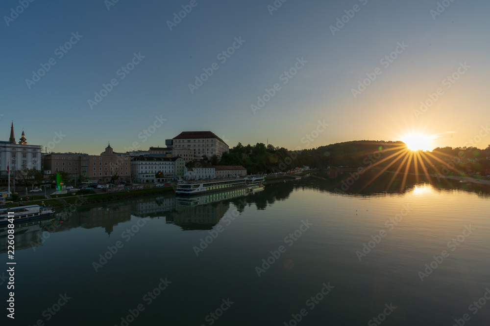 Linz mit Donau bei Sonnenuntergang