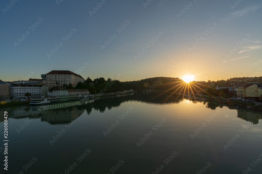 Obraz premium Linz mit Donau bei Sonnenuntergang