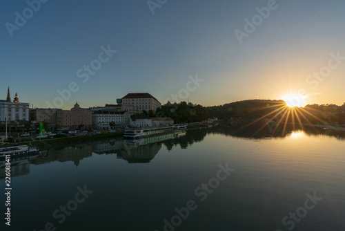 Wallpaper Mural Linz mit Donau bei Sonnenuntergang Torontodigital.ca