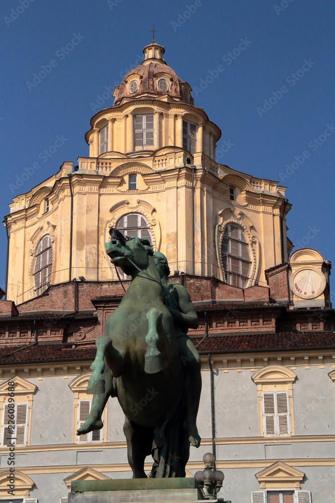 Obraz premium TORINO CON CUPOLA CHIESA DI SAN LORENZO E STATUA, TURIN WITH DOME OF SAN LORENZO CHURCH AND STATUE