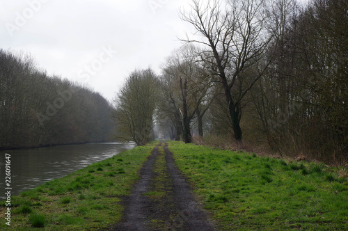 chemin au bord de la rivière Sensée a Paillencourt
