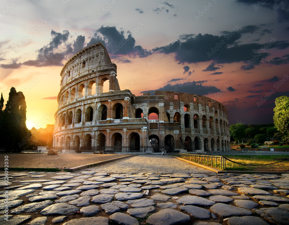 Sunlight on Colosseum - obrazy, fototapety, plakaty 