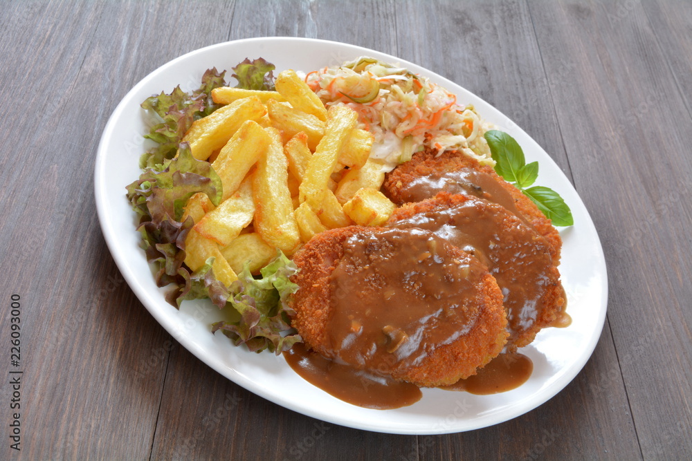 kotlet mielony z ziemniakami surówką i pomidorem kotlet mielony z ziemniakami surówką i pomidorem