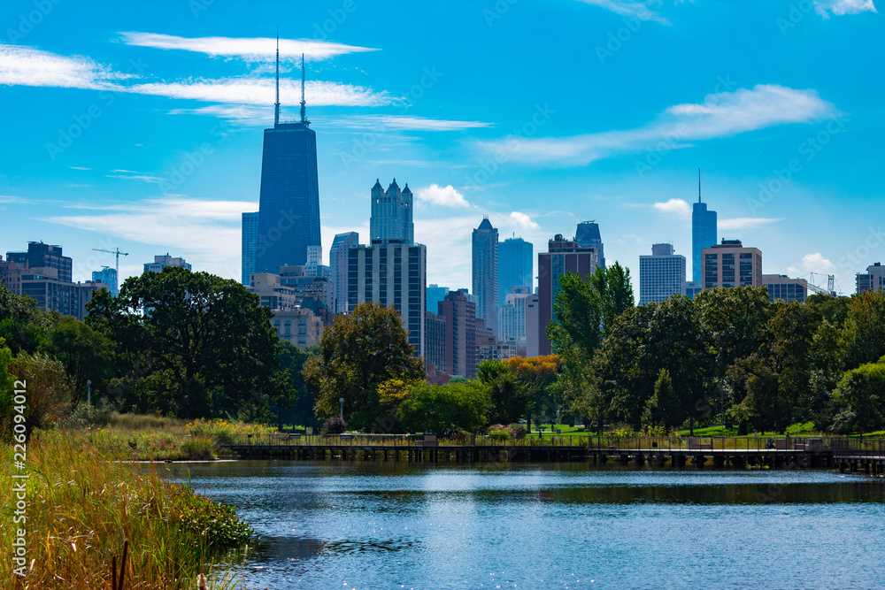 Naklejka premium Chicago Skyline viewed from South Pond in Lincoln Park