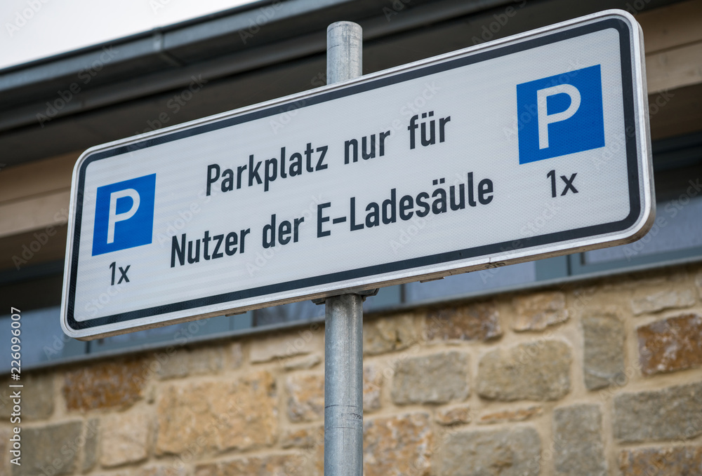 Obraz premium Parkplatzschild, E-Ladesäule