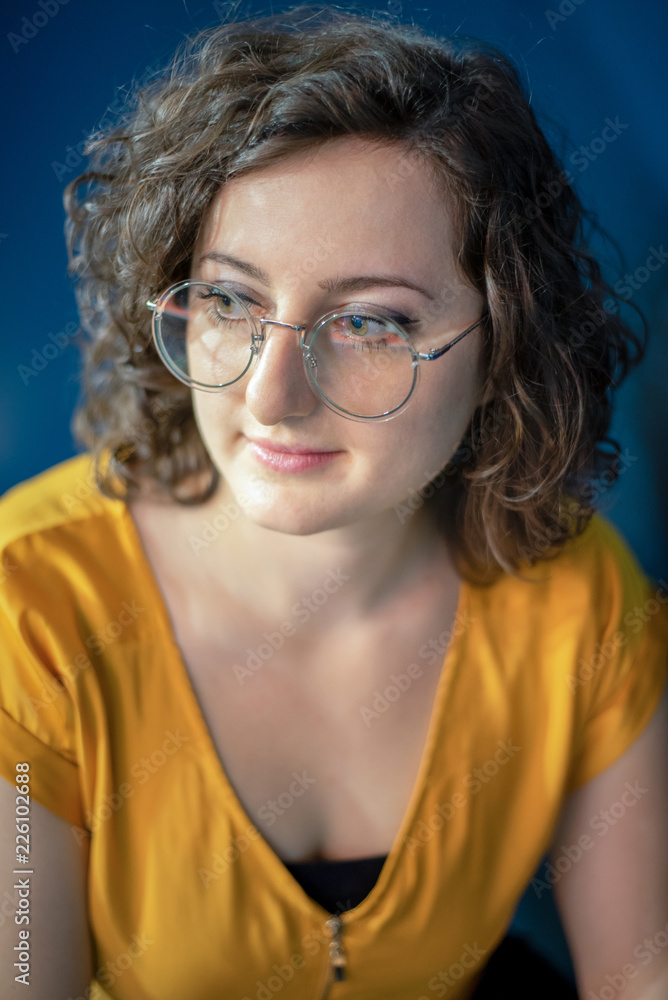 Obraz premium Junge Frau mit der Brille, Portrait 2