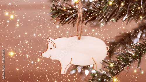 Свинья символ 2019 года , игрушка висит на елке