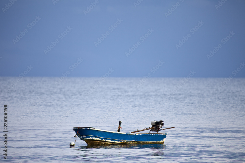 Kleines Fischerboot auf dem Meer Kleines Fischerboot auf dem Meer