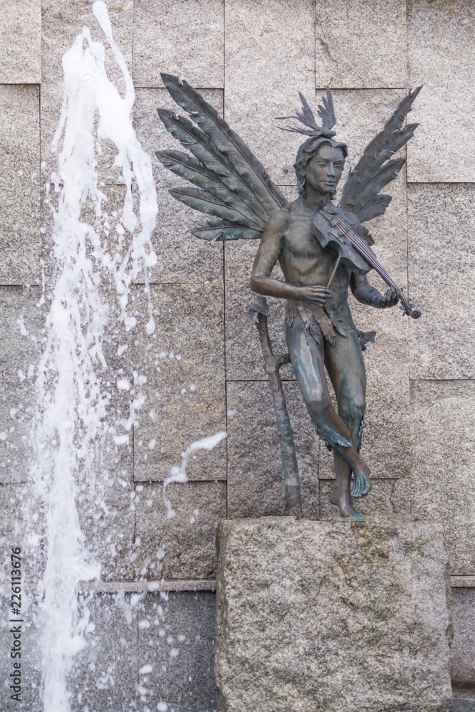 Rzeźba skrzypka ze skrzydłami przy fontannie