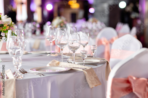 Photo Round table at a luxury wedding reception