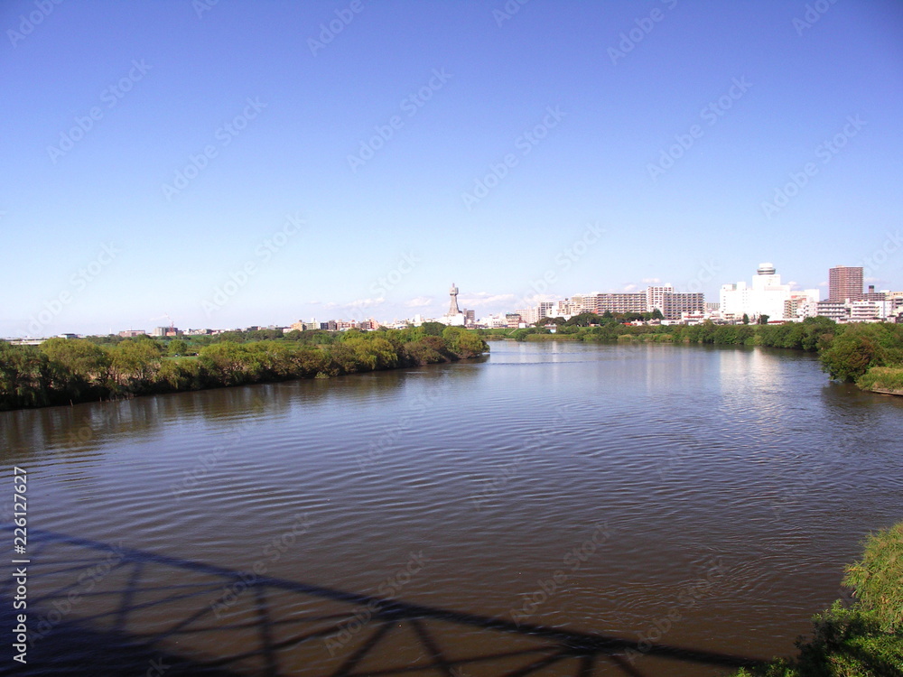 Obraz premium 橋の上から見る秋の江戸川風景