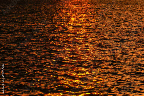 夕焼けに染まる海の水面