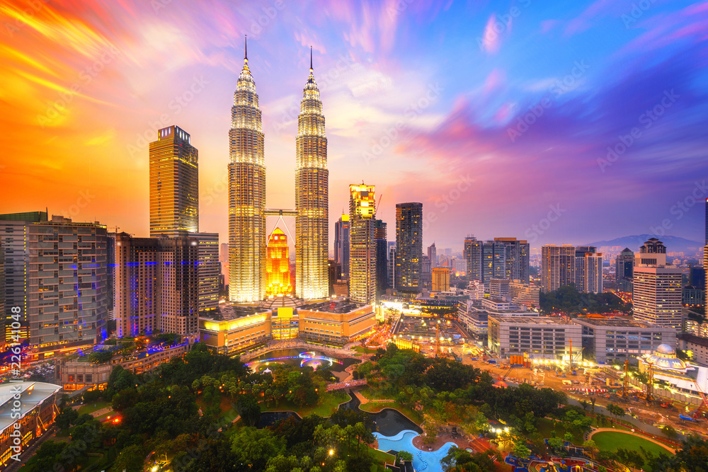 Obraz premium Panoramę miasta Kuala lumpur o zmierzchu, Kuala lumpur, Malezja