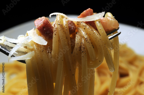Spaghetti alla carbonara Cucina italiana Italian cuisine ft81058004