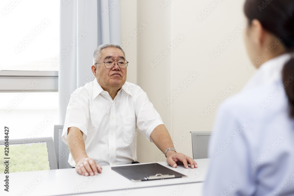 面談をしている男性と女性 面談をしている男性と女性