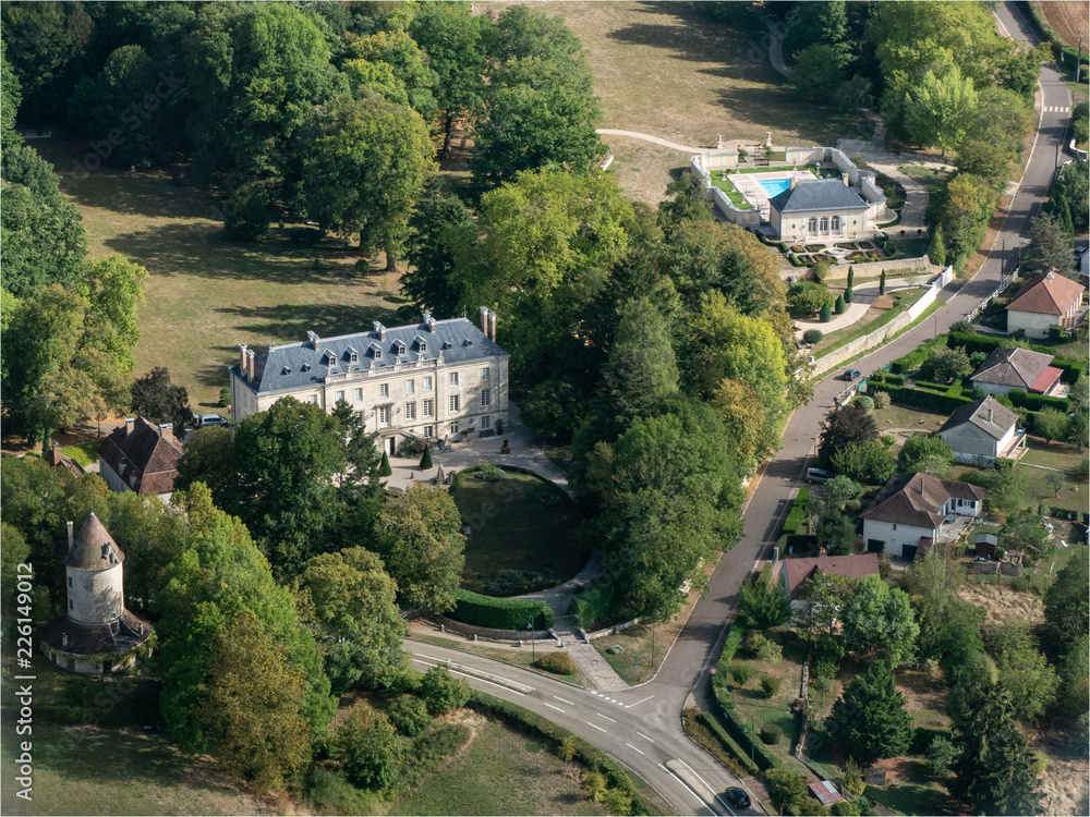Vue aérienne du château de Savigny-le-Bois dans le département de l'Yonne en France