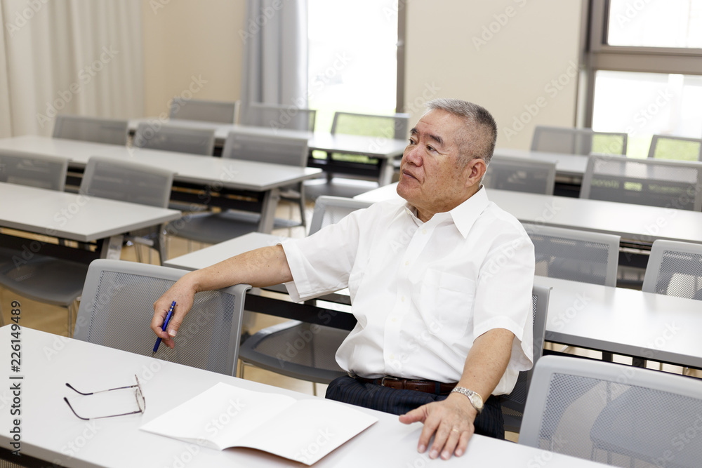 椅子に座る高齢の男性 椅子に座る高齢の男性